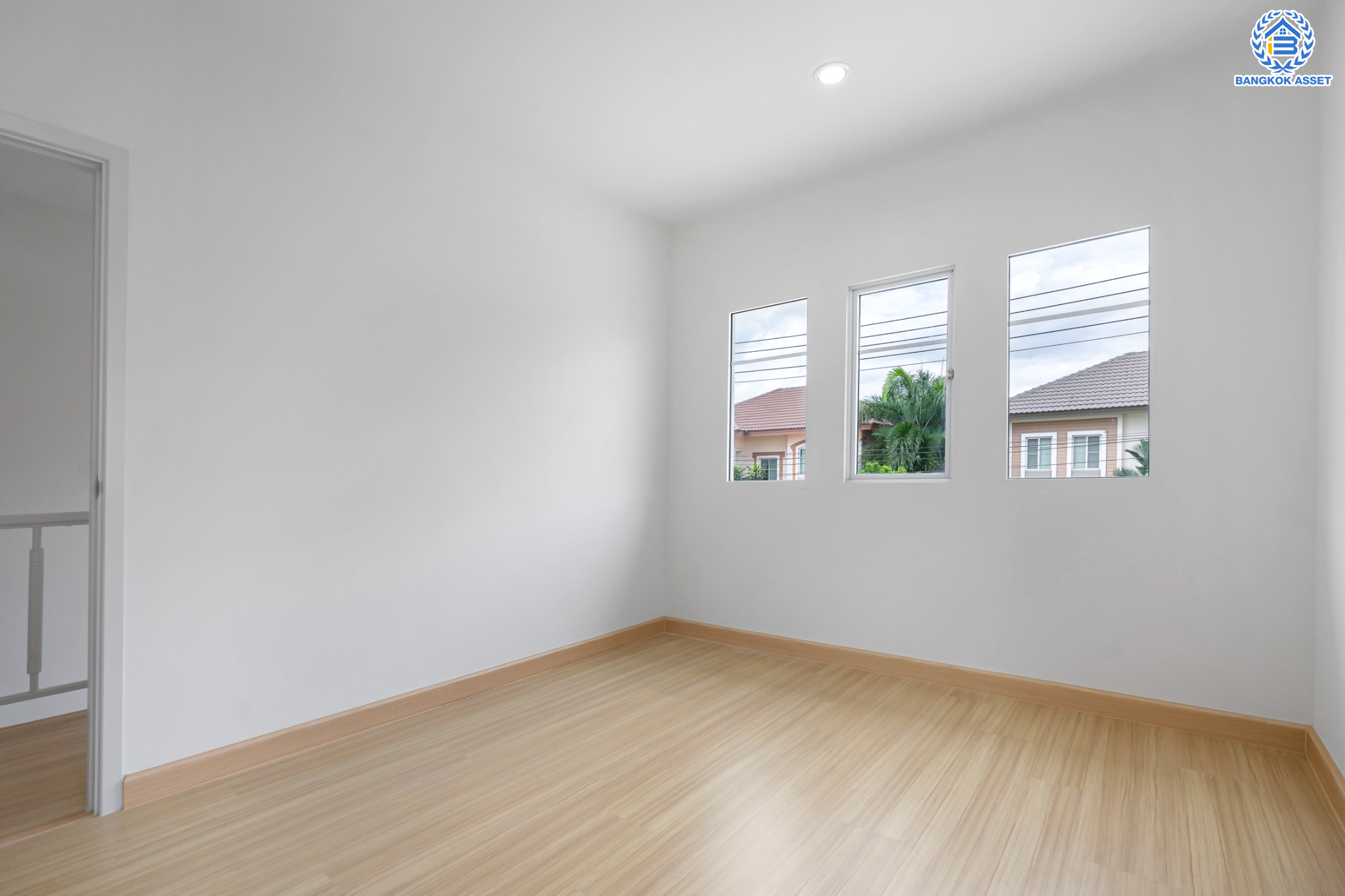 บ้านมือสองตกแต่งใหม่ ม.ภัสสร26 ราชพฤกษ์-ติวานนท์ หลังมุม เนื้อที่ 58.1 ตร.ว. ฟังก์ชัน 3 ห้องนอน 2 ห้องน้ำ จอดรถได้ 2 คัน บรรยากาศเงียบสงบเป็นส่วนตัว สิ่งอำนวยความสะดวกมากมาย! บนทำเลศักยภาพ หน้าโครงการติดถนนใหญ่ เชื่อมต่อถนนราชพฤกษ์ ใกล้จุดขึ้นทางด่วน "ศรีสมาน"...